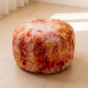 Detailansicht der handgefärbten Baumwolloberfläche des Meditationskissens – pflanzliche, vegane Färbung mit einzigartigen Nuancen in Bordeaux, Rot und Gelb, jedes Kissen ein Unikat, natürliche Pigmente aus Blättern und Wurzeln, sanfte Farbverläufe für ruhigen Blick, nachhaltiges Material ohne tierische Bestandteile oder Chemikalien, perfekte Kombination aus Ästhetik, Funktion und spiritueller Tiefe.