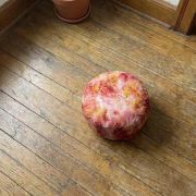 Meditationskissen mit integrierter Trageschlaufe – ideal für den einfachen Transport ins Yogastudio, zum Retreat oder in den Garten, nachhaltig verarbeitetes Zafu Sitzkissen mit abnehmbarem Baumwollbezug, gefüllt mit Bio Dinkelspelz, handgefärbt mit pflanzlichen Pigmenten, veganes Zubehör für Meditation, Erdung und spirituelle Praxis, funktional, stilvoll und natürlich zugleich.