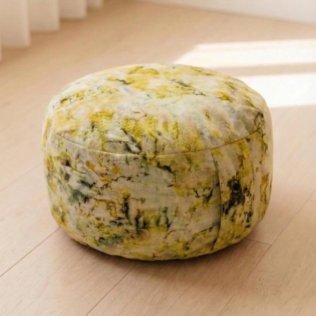 Nahaufnahme des natürlichen Bezugs vom Anahata Meditationskissen – weiche Baumwolle, mit pflanzlichen Farbstoffen wie Reseda & Indigo handgefärbt.