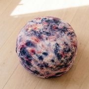 Sahasrara Chakra-Kissen im Yoga-Setting mit Räucherstäbchen & Malakette – ideale Basis für Zazen, Achtsamkeit & spirituelle Verbindung.
