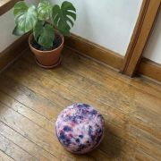 Vergleich der drei Varianten: Zafu, Kordelzug und Reißverschluss – Meditationskissen für jedes Bedürfnis, in reiner Handarbeit gefertigt.