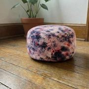 Sahasrara Meditationskissen mit geöffnetem Kordelzug – flexible Füllmengenanpassung, einfache Handhabung und reines, veganes Design.
