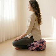 Seitliche Ansicht einer meditierenden Frau auf dem weißen Sahasrara-Kissen – ergonomisch, bewusst gestaltet für lange Sitzpraxis & Kronenchakra-Arbeit.