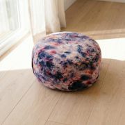 Detailansicht des pflanzengefärbten Meditationskissens für das Kronenchakra – natürliche Pigmente, vegane Materialien und fein strukturierte Baumwolle.