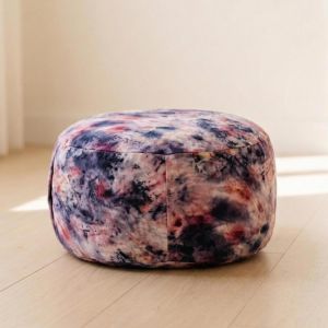 Meditationskissen Sahasrara Connect in heller, klarer Studioaufnahme – pflanzengefärbt in Kronenchakra-Farben, ideal für spirituelle Praxis & Achtsamkeit.