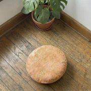 Swadhisthana Flow Meditationskissen in spirituellem Setting mit Yogamatte und Malakette – ideal für Pranayama, Yoga & achtsame Praxis.