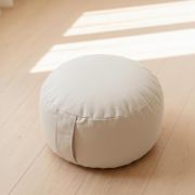 Detailaufnahme des weißen Meditationskissens – fein gewebte Baumwolle, pflanzengefärbt, vegan und angenehm griffig für tägliche Praxis.