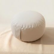 Geöffnetes Shanti Presence Kissen mit Bio-Dinkelspelz – natürliche Füllung, individuell anpassbar und nachhaltig für tiefe Meditationspraxis.