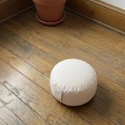 Shanti Presence Kissen in einem ruhigen Meditationsraum mit Yogamatte, Malakette und Räucherwerk – ideal für Retreats, Yoga & innere Einkehr.