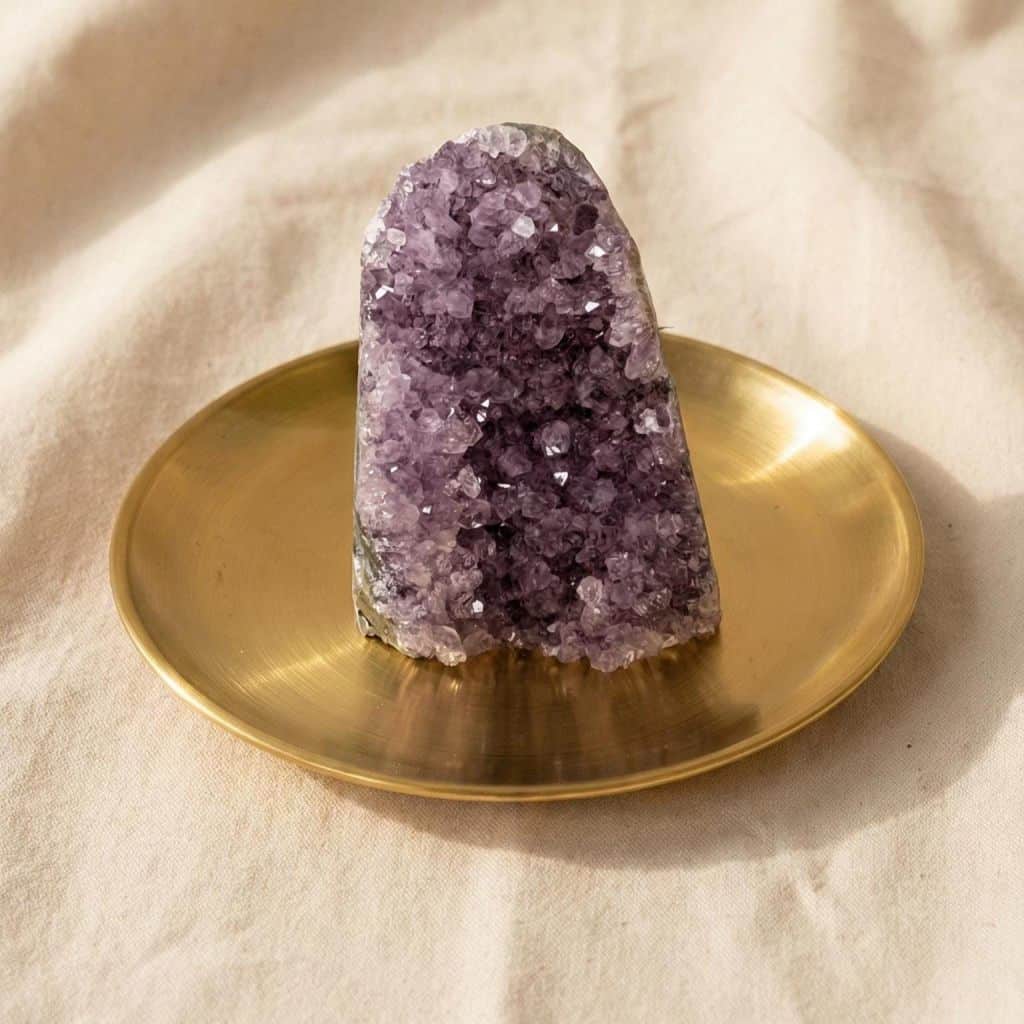 Amethyst Druse mit ca. 1 kg Gewicht – naturbelassene Kristallformation in Violett, ideal für spirituelle Praxis, Raumklärung und Meditation.