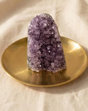 Amethyst Druse naturbelassen violett mit Kristallspitzen zur Raumklärung Meditation spiritueller Fokus für Altar Achtsam