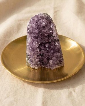 Amethyst Druse naturbelassen violett mit Kristallspitzen zur Raumklärung Meditation spiritueller Fokus für Altar Achtsam