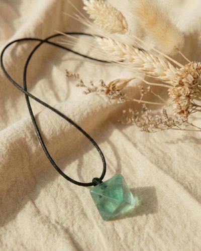 Grüner Fluorit Anhänger roh naturbelassen, verstellbare Kette für Klarheit Herzchakra Achtsamkeit, Energiearbeit & emoti