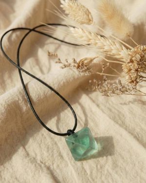 Grüner Fluorit Anhänger roh naturbelassen, verstellbare Kette für Klarheit Herzchakra Achtsamkeit, Energiearbeit & emoti