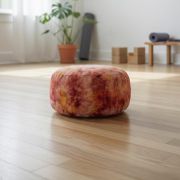 Handgefärbtes Meditationskissen in harmonischer Meditationsumgebung – auf Holzfußboden mit Kerzen oder Pflanzen arrangiert, lädt zum Innehalten, Zentrieren und Meditieren ein, rundes Zafu mit Bio Dinkelspelz-Füllung, vegane Baumwolle, natürliche Farben, ideales Zubehör für Achtsamkeit, Erdung, Chakraarbeit, Zen Praxis oder Yoga, stilvoll, bewusst und mit liebevollen Details gestaltet.