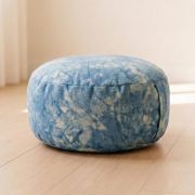 Blaues Meditationskissen Vishuddha Clarity im Studio-Setup, pflanzengefärbt mit Indigo, ideal für Kehlchakra-Arbeit, Yoga und Achtsamkeit.