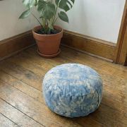 Flexibles Meditationskissen mit Kordelzug geöffnet – leicht verstellbare Füllmenge, ideal für individuelles Sitzen bei Meditation und Yoga.