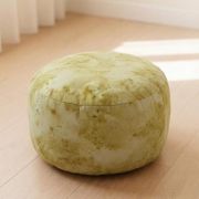 Detailansicht des gelben Meditationskissens mit feinen Farbsprenkeln – handgefärbter Baumwollbezug mit veganer Pflanzenfarbe für Yoga & Meditation.