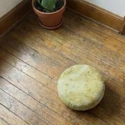 Manipura Meditationskissen auf Yogamatte mit Zubehör wie Malakette & Räucherstäbchen – ruhige Umgebung für Achtsamkeit und Klarheit aus der Mitte.