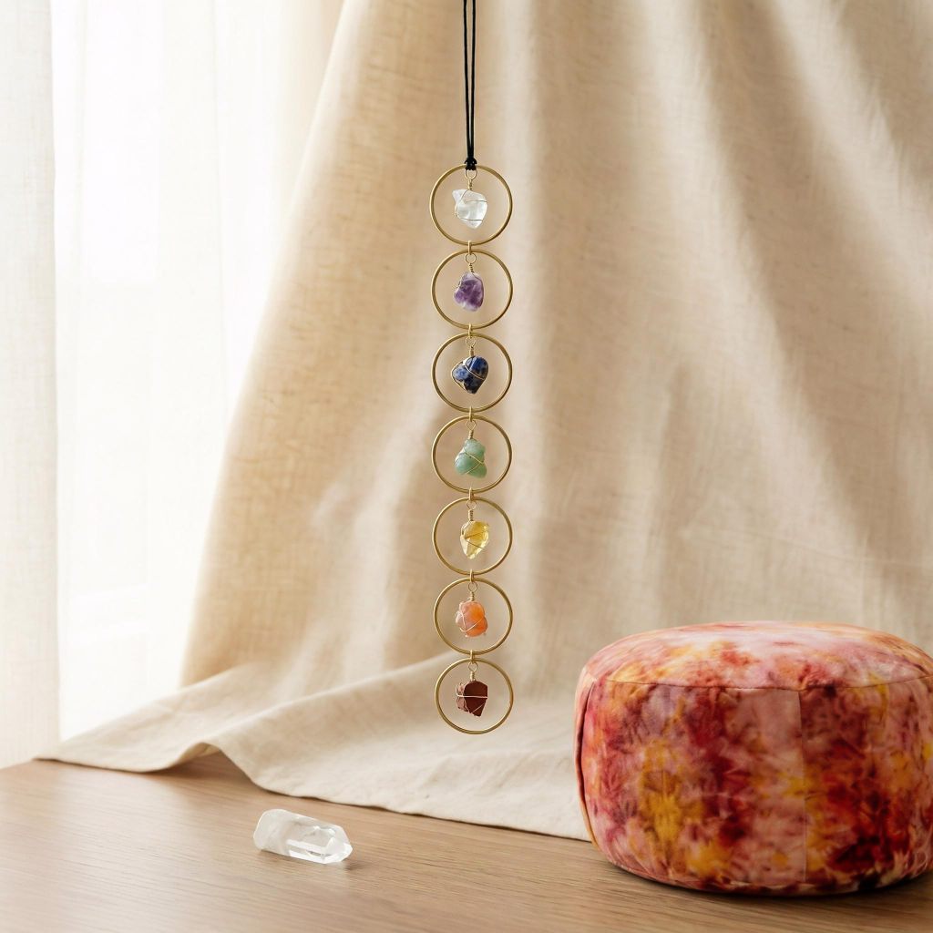 7-Chakra Talisman auf Meditationsplatz für Achtsamkeit.