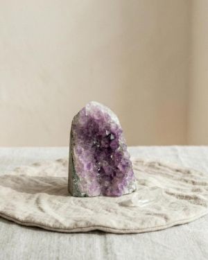 Amethyst Druse naturbelassen violett mit Kristallspitzen zur Raumklärung Meditation spiritueller Fokus für Altar Achtsam