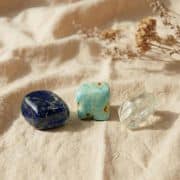 Einzelaufnahme von Lapislazuli, blauem Aragonit und Quarz – alle Steine klar erkennbar, in natürlicher Größe und Farbgebung.