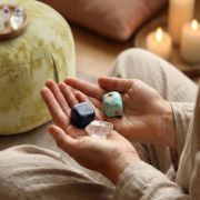 Kreativ-Kristalle arrangiert neben Notizbuch & Stift – ideal für Journaling, Schreibprojekte oder kreative Meditation.