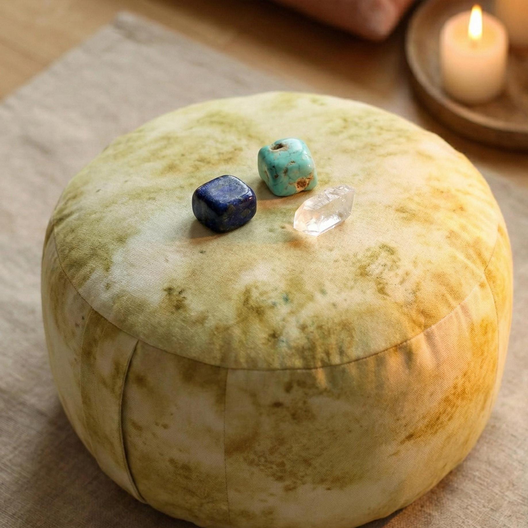 Kreativ-Kristalle arrangiert auf gelben Meditationskissen für kreative Meditation und Chakrenarbeit.