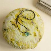 Grüner Fluorit-Anhänger kombiniert mit weiteren Ketten im Boho-Stil – ideal für Layering, spirituelle Looks & natürliche Klarheit.