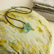 Fluoritkette im Setting mit Meditationskissen – energetischer Schmuck für Meditation, Herzöffnung & persönliche Rituale.