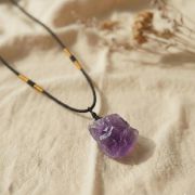 Nahaufnahme vom Amethyst Rohstein Anhänger auf Naturhintergrund