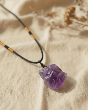 Amethyst Anhänger Rohstein – spiritueller Schutz, innerer Frieden & Meditation – handgefertigt mit verstellbarer Kette