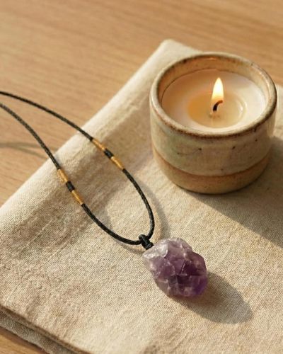 Amethyst Anhänger Rohstein – spiritueller Schutz, innerer Frieden & Meditation – handgefertigt mit verstellbarer Kette
