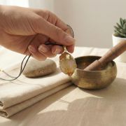 Tragefoto: Citrin Kette auf nackter Haut, Nahaufnahme