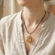 Citrin Anhänger Rohstein – Fülle, Lebensfreude & Solarplexus-Energie – goldgelber Stein, verstellbare Kette als spiritue