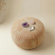 Rohsteine Rosenquarz, Amethyst und Bergkristall angeordnet zur Förderung von Liebe und innerer Balance.