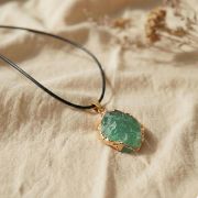 Grüner Fluorit Rohstein Anhänger auf hellem Leinenstoff