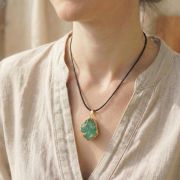 Tragefoto: Grüner Fluorit am Hals, natürlicher Look