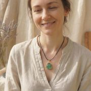 Grüner Fluorit im Sonnenlicht mit leuchtendem Effekt