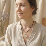 Klarer Quarz Anhänger, elegant am Hals getragen, strahlt Ruhe aus.