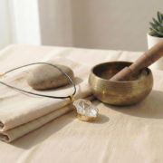 Klarer Rohstein im Sonnenlicht – pur & transparent.