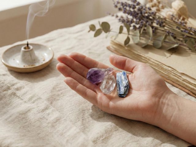 Amethyst, Bergkristall und Blaukyanit in ausgewogener Komposition – ein spirituelles Trio für Meditation, Klarheit & Präsenz.