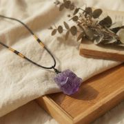 Amethyst Kette mit verstellbarem Baumwollband – flach ausgelegt