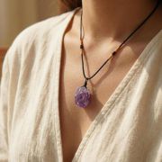 Spiritueller Amethyst Anhänger getragen an weiblichem Hals