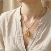 Citrin Anhänger Rohstein – Fülle, Lebensfreude & Solarplexus-Energie – goldgelber Stein, verstellbare Kette als spiritue