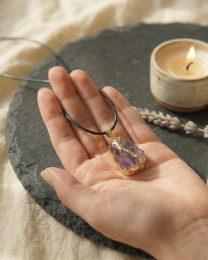 Amethyst Anhänger eingefasst – spiritueller Schutz, innerer Frieden & Meditation – handgefertigt mit Kette