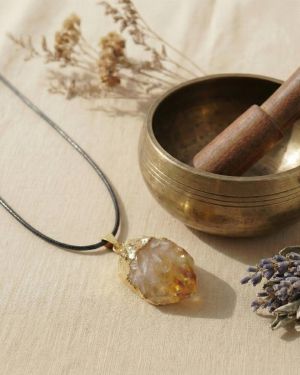 Citrin Anhänger Rohstein – Fülle, Lebensfreude & Solarplexus-Energie – goldgelber Stein, verstellbare Kette als spiritue