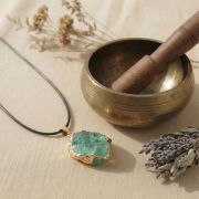 Fluorit Kette an Baumwollband – harmonisch drapiert