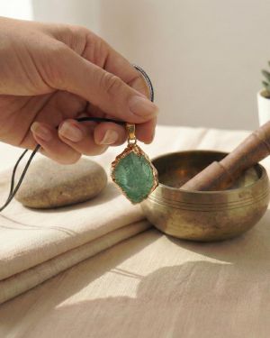 Grüner Fluorit Anhänger Rohstein – Klarheit, Herzöffnung & Heilung – Naturstein Kette, spiritueller Schmuck, handgemacht