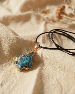 Blauer Apatit Anhänger Rohstein – Kommunikation, Inspiration & innere Wahrheit – Edelstein Kette, spirituelles Unikat, h